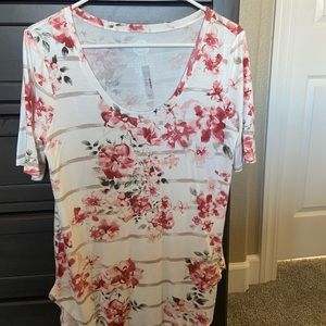 Brand new floral top from Maurice’s. Size S.